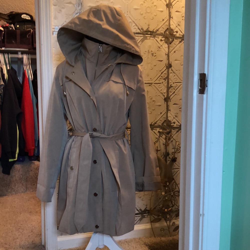 Barely worn Rain Coat. Perfect for the business person.